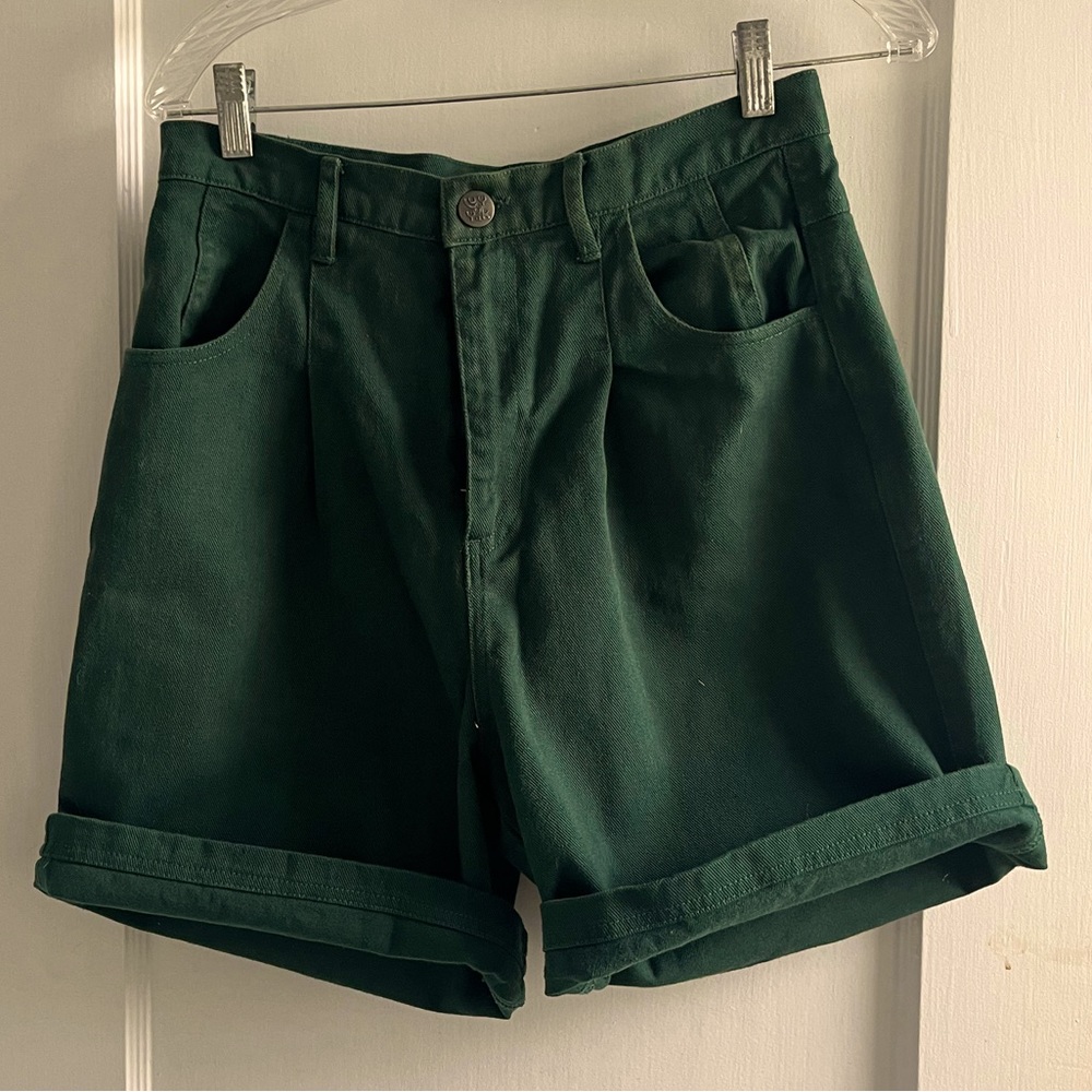 Green 100% organic cotton twill shorts. High waisted, big pockets.